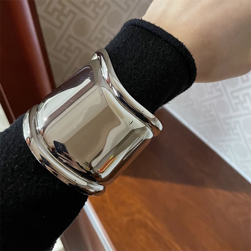 Advanced Sense Metal Wave Asymmetrical Bracelet