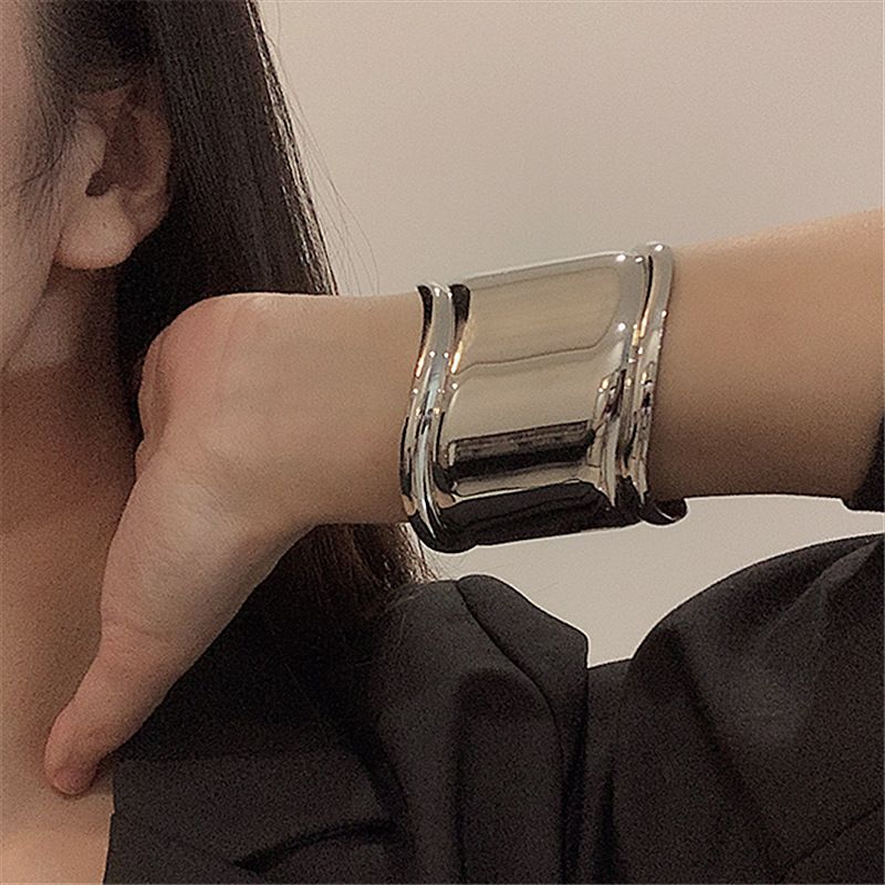 Advanced Sense Metal Wave Asymmetrical Bracelet
